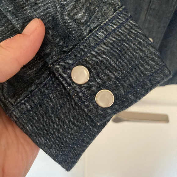 Denim shirt with lace accents - Picture 5 of 7